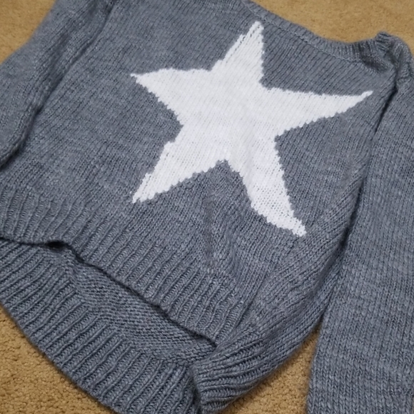 A grey aeropostale sweater with a white star - Picture 1 of 4